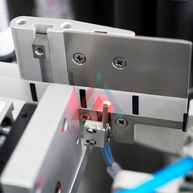 C&iacute;mk&eacute;ző matrica g&eacute;p aeroszol t&ouml;ltővonalhoz 