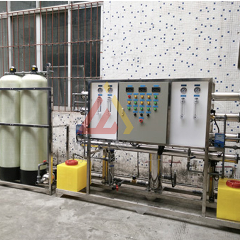 Syst&eacute;my reverznej osm&oacute;zy na &uacute;pravu vody