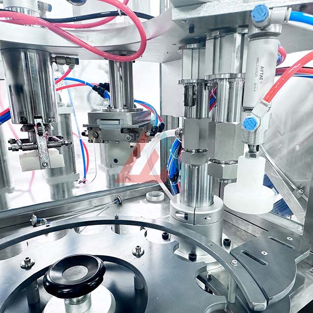 ผู้ผลิตเครื่องบรรจุละอองลอยอัตโนมัติขายตรงสำหรับผลิตภัณฑ์สเปรย์ละอองลอย