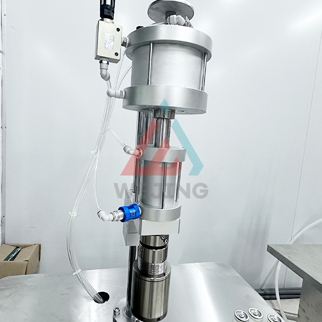 ნახევრად ავტომატური აეროზოლური სპრეის შეუძლია დამჭერი მანქანა აეროზოლური პროდუქტების შევსების დალუქვისთვის