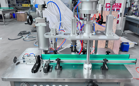 Fabrika Ziyareti Diyaloğu Yeni Başlayanlar İ&ccedil;in Yarı Otomatik 4'&uuml; 1 Arada Aerosol Dolum Makinesi Rehberi.jpg